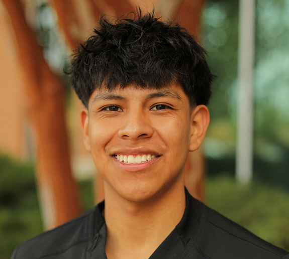 Dental hygienist Luis